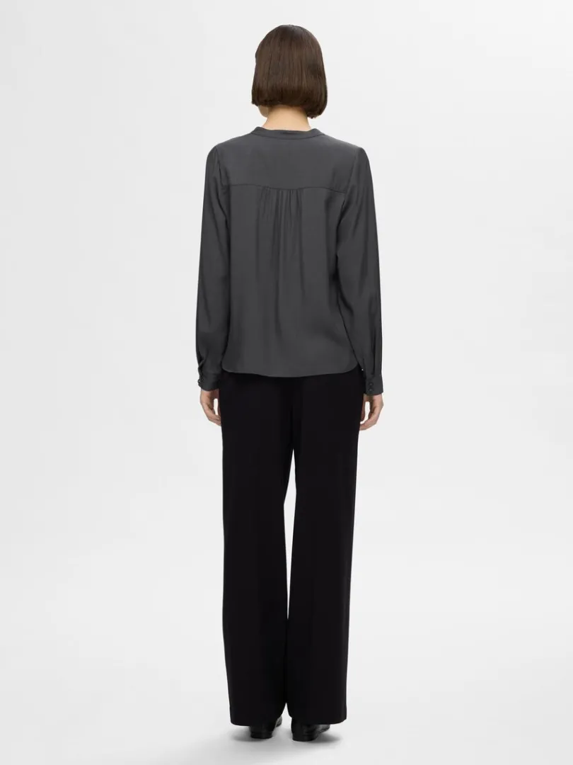 vudskring_bluse_4.webp Toppe Og Bluser>SELECTED V-UDSKÆRING BLUSE Grey